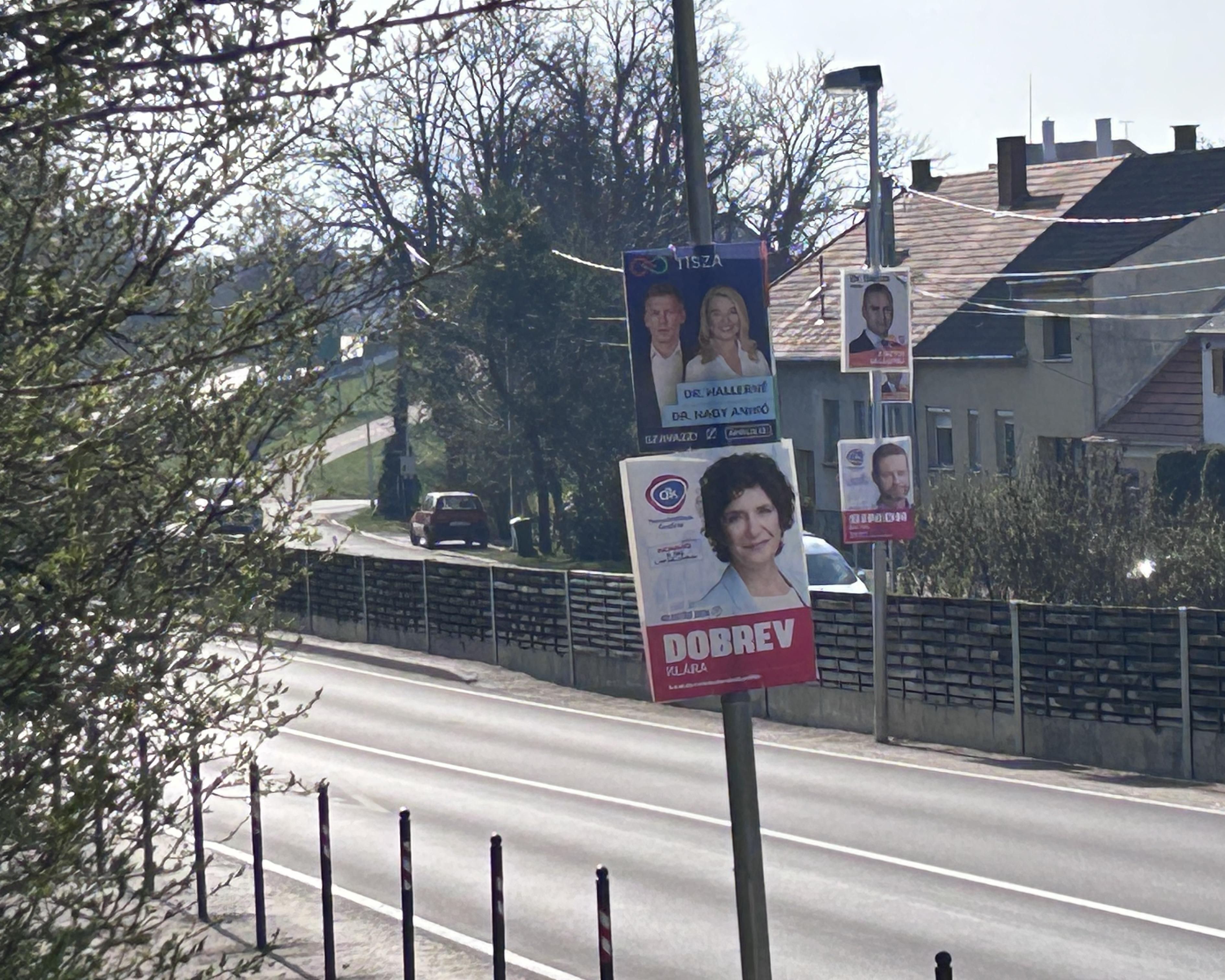 POLITIKAI HIRDETŐTÁBLÁK AMEDDIG A SZEM ELLÁT